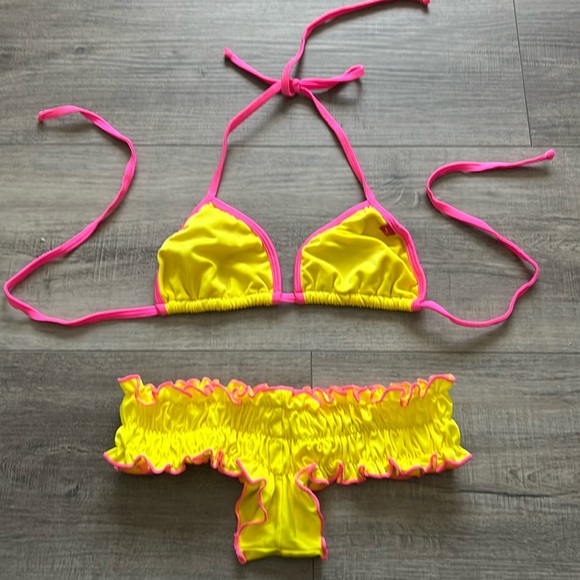 Bikinis - Picture 1 of 7